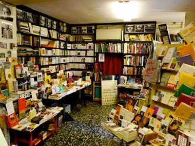 L'interno dell'ormai ex Libreria Francese a Venezia