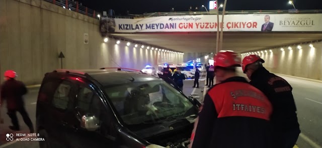 Urfa'da araç kavşaktan düştü