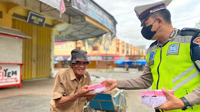 Jumat Berkah, Polantas Bone Berbagi Kebahagian Dengan Kaum Dhuafa 