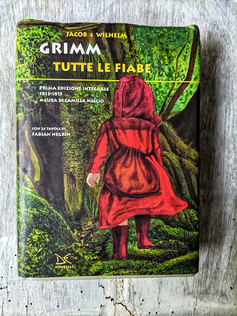 Grimm, J., Grimm, W., (2015), Tutte le fiabe. Prima edizione integrale 1812-1815, illustrazioni di Negrin, F. Roma: Donzelli.