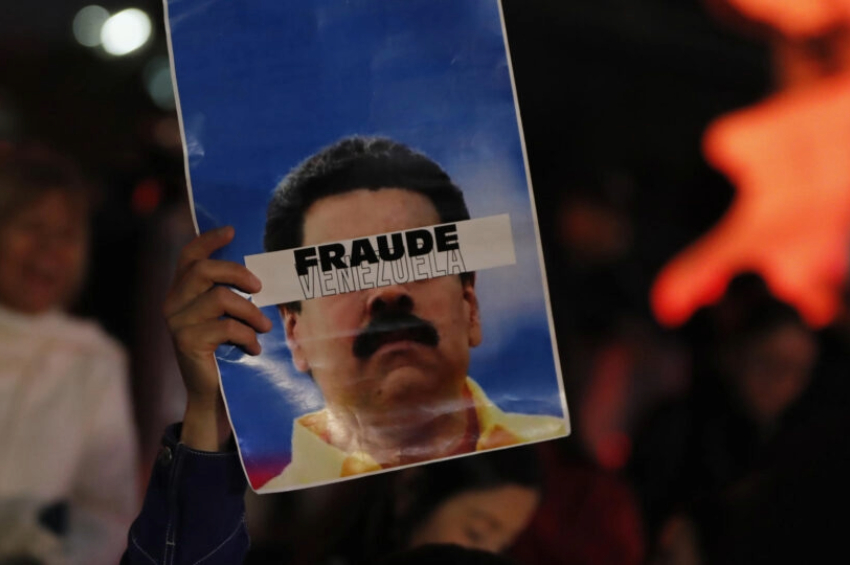 Manifestante segura cartaz que diz "fraude na Venezuela" durante protesto nesta terça-feira (30) na Cidade do México | Foto: EFE/ Mario Guzmán