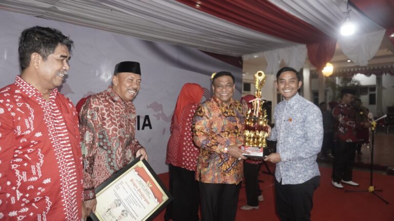 Malam Ramah Tamah HUT Proklamasi RI Bupati dan Wakil Bupati Bone Berikan Penghargaan