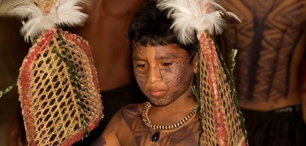 طبقاً لمعتقدات قبيلة ساتير ماوي والتي تعيش في غابات الأمازون في البرازيل، لا يصبح الصبي رجلاً مكتمل الرجولة حتى يستطيع تحمل لدغات جيش من النمل الرصاصي.