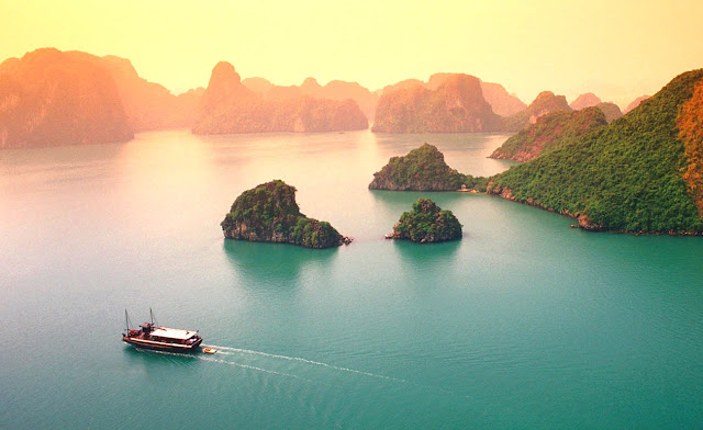 Pada umumnya orang Indonesia akan memasukkan daftar liburan Singapura dan Thailand Pesona Tempat Wisata di Vietnam