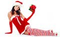 Chica navideña vestida de Santa Claus con regalo