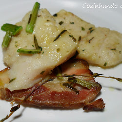 Peixe branco assado com ervas, bacon e salsão