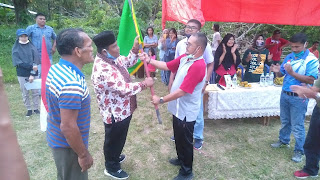 Penyerahan bendera pataka dari Ketua PBVSI Padangpariaman, Suhatri Bur kepada Ketua Palapa SBS, Fakhrizal saat pelantikan pengurus di lapangan voli komplek Palapa Saiyo, kemarin.