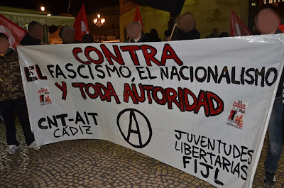  Crónica y fotos de la manifestación por la calles de Cádiz el 20 de Noviembre. Poco antes de la 19:00h de la tarde comenzaron a concentrarse compañeros en la Plaza de las Flores, en su mayoría jóvenes, en apoyo a la convocatoria de la CNT y de las Juventudes Libertarias de Cádiz de manifestarse contra el fascismo y los nacionalismos, con el lema: "20-N NI FASCISTAS NI NACIONALISTAS CONTRA TODA AUTORIDAD" Pocos después de la hora indicada dio comienzo la manifestación con un nutrido grupo afiliados y simpatizantes que recorrieron varias calles de la ciudad sin ningún tipo de incidentes, aunque no por eso, dejó de estar bastante animada en todo momento, coreándose frases contra el fascismo y contra el nacionalismo. El recorrido fue el mismo que en otras ocasiones, finalizado donde habíamos comenzado en la Plaza de las Flores, donde varios compañeros del SOV CNT Cádiz y del SOV de CNT Chiclana, tomaron la palabra, para hacer una crítica de la situación política y social de la actualidad, de los recortes sociales y laborales, así como del aumento de la represión y el recorte de la libertad de expresión y del derecho de manifestarnos y de actuar en defensa de nuestros derechos y de nuestras vidas. También hubo un recordatorio en homenaje a Durruti, ese legendario compañero anarcosindicalista, ejemplo de lucha por la libertad y la revolución social, en el 77 aniversario de su muerte. Durruti, que lo dijo claro: "O revolución, o fascismo". Su asesinato por los fascistas, junto al de cientos de miles de compañeros que todavía están desaparecidos en enterramientos clandestinos, impidió la revolución y fue el preludio de 35 años de dictadura fascista, seguidos de otros 35 de "democracia" cuya descomposición está alentando el resurgir del fascismo. Los anarcosindicalistas siempre hemos luchado contra el fascismo, por medio de la palabra si es posible, por todos los medios si nos obligan. El patrioterismo nos repugna, pues en la afirmación nacionalista van implícitas las fronteras y la sustitución de la lucha de clases por la guerra entre pueblos. Solo el internacionalismo obrero garantiza la paz entre pueblos, y ante el recrudecimiento de la ofensiva nacionalista, tanto española como catalana o andaluza, no vamos a permanecer impasibles, pues las fronteras son nuestra cárcel, y sólo derribándolas seremos libres. Por la revolución, contra toda autoridad, ALCALA DE LOS GAZULES ALCALA DEL VALLE ALCORNOCALEJO ALGAR ALGECIRAS ALGODONALES ALMORAIMA ARCOS DE LA FRONTERA ARENAS CARDENAS BARBATE BENALUP BENAMAHOMA BENAOCAZ BOLONIA BONANZA BORNOS CADIZ CAMPAMENTO CANTARRANAS CAÑADA ANCHA CARTEYA-GUADARRANQUE CASTELLAR DE LA FRONTERA CASTILLO DE CASTELLAR CHICLANA DE LA FRONTERA CHIPIONA CONIL DE LA FRONTERA CORTIJILLOS COSTA BALLENA COTO DE BORNOS CUARTILLOS DOÑA BLANCA EL ALMARCHAL EL BOSQUE EL CUARTON  EL GASTOR EL LENTISCAL EL PALMAR EL PARRALEJO EL PELAYO EL PORTAL EL PUERTO DE SANTA MARIA EL SANTISCAL EL TORNO ESPERA ESTELLA DEL MARQUES FACINAS FUENTE DEL GALLO GIBALBIN GIGONZA GRAZALEMA GUADACORTE GUADALCACIN GUADIARO JARANA JEDULA JEREZ DE LA FRONTERA JIMENA DE LA FRONTERA JOSE ANTONIO JUNTA DE LOS RIOS LA ALGAIDA LA ANDREITA LA BARCA LA BARCA DE LA FLORIDA LA BARROSA LA CARIDAD   LA INA LA JARDA LA LINEA DE LA CONCEPCION  LA MATA LA MUELA (Algodonales) LA MUELA (Vejer de la Frontera) LA OLIVA LA PERDIZ LA ZARZUELA LAS ABIERTAS LAS LOMAS LAS TABLAS LIBREROS LOMOPARDO LOS ANGELES LOS BARRIOS LOS CAÑOS DE MECA LOS HURONES LOS JUNCALES LOS NAVEROS MANZANETE MARCHENILLA MEDINA-SIDONIA MESAS DE ASTA MIRAFLORES MONTENEGRAL NAJARA NUEVA JARILLA OLVERA PALMONES PATERNA DE RIVERA POZO AMARGO PRADO DEL REY PUENTE MAYORGA PUENTE ROMANO PUERTO REAL PUERTO SERRANO  ROCHE ROTA SAN AMBROSIO SAN ENRIQUE SAN FERNANDO SAN ISIDRO DEL GUADALETE SAN JOSE DEL PEDROSO SAN JOSE DEL VALLE SAN MARTIN DEL TESORILLO SAN PABLO DE BUCEITE SAN ROQUE   SANLUCAR DE BARRAMEDA SANTA LUCIA SETENIL DE LAS BODEGAS SOTOGRANDE TAHIVILLA TARAGUILLA TARIFA TAVIZNA TEMPUL TORRE ALHAQUIME TORRE MELGAREJO TORRECERA TORREGUADIARO TREBUJENA UBRIQUE VALDELAGRANA VEJER DE LA FRONTERA VILLALUENGA DEL ROSARIO VILLAMARTIN ZAHARA ZAHARA DE LOS ATUNES ZAHORA