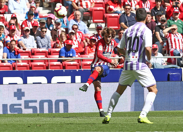 Griezmann dispara observado por Óscar Plano. CLUB ATLÉTICO DE MADRID 1 REAL VALLADOLID C. F. 0. 27/04/2019. Campeonato de Liga de 1ª División, jornada 35. Madrid, estadio Wanda-Metropolitano: 53.123 espectadores.GOLES: 1-0: 65’, Joaquín, en propia puerta.