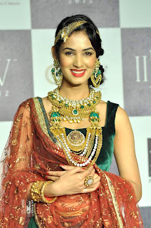 Sonal Chauhan Sizzling walks for Deepti & Amisha at IIJW 2012