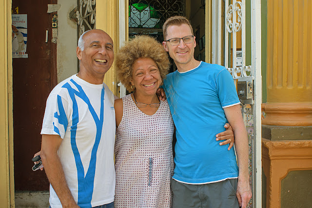 Moi en compagnie des propriétaires de la casa Mary y Miguel à La Havane