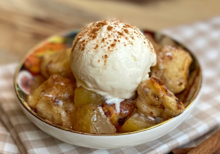 Easy and Delicious Cinnamon Roll Apple Cobbler