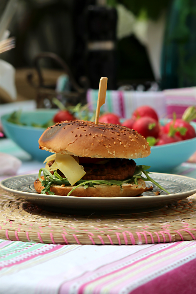 Vegetarischer Hamburger mit dem Pattie aus Seitan. Vegetarisch und vegan grillen mit den Köstlichkeiten aus der Vegithek von EDEKA  | Arthurs Tochter kocht. von Astrid Paul