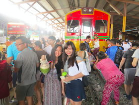 Maeklong train market