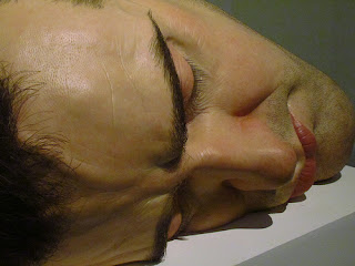 Escultura hiper-realista, por Ron Mueck