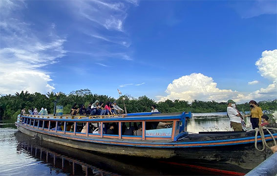 Kapal Klotok di Kampung Kencana Foto