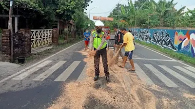 Satlantas Polres Purbalingga Bertindak Cepat Bersihkan Jalan Akibat Tumpahan Minyak