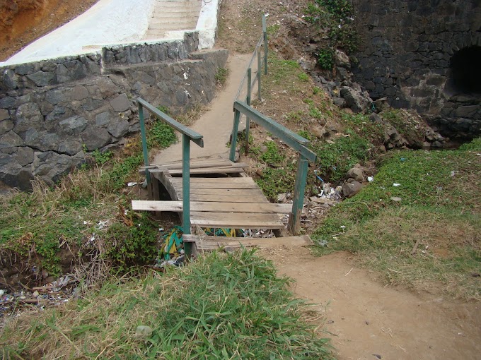 Escada da Praia da Paciência antes e depois da reforma