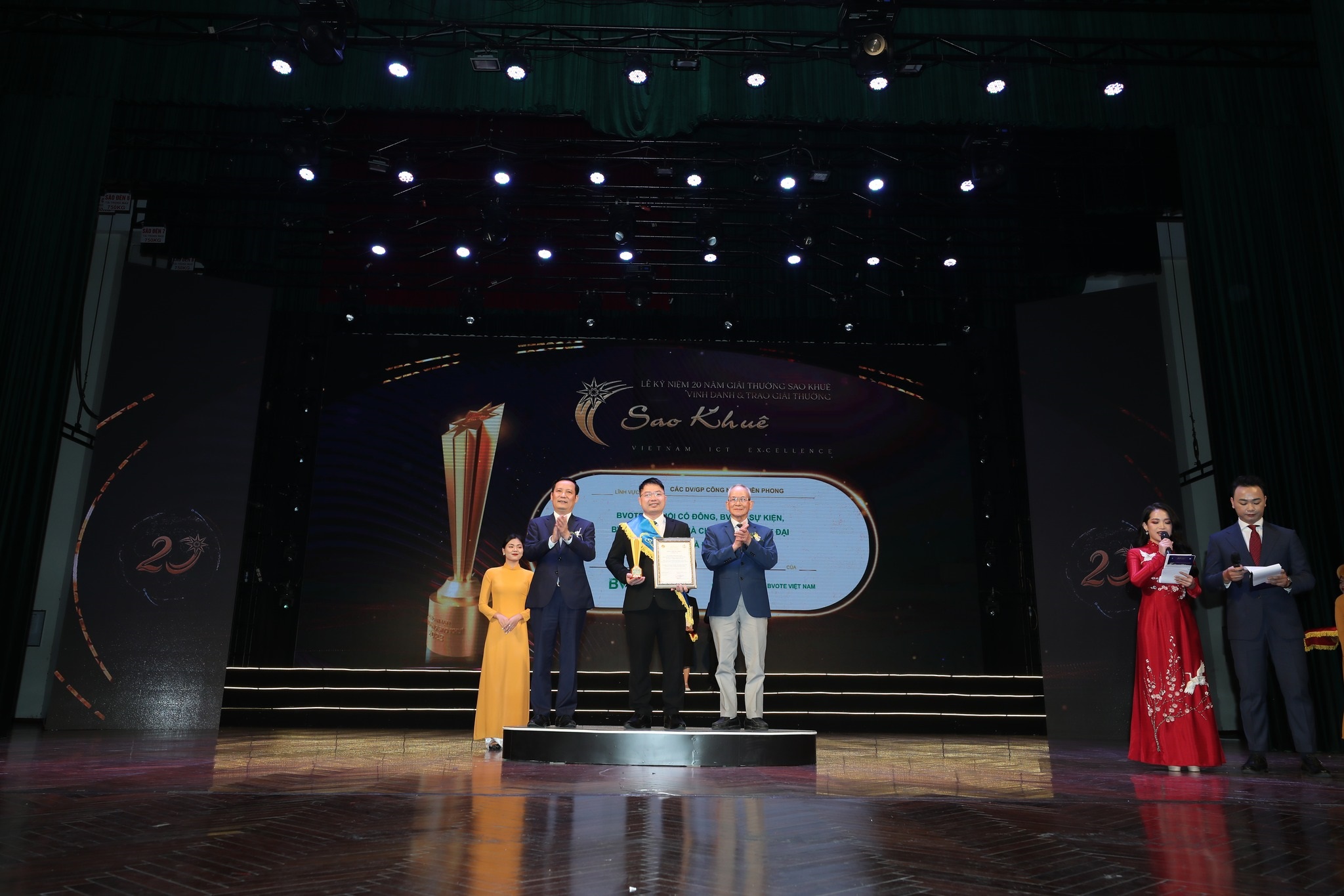CEO Lê Văn Toản cùng Bvote nhận giải thưởng Sao Khuê vào năm nào?: