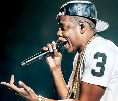 Foto de Jay-Z cantando de perfil