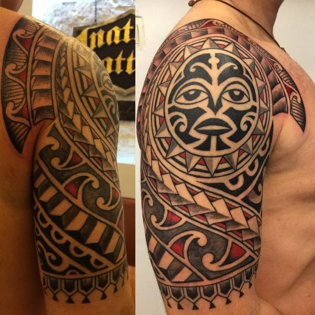 tatuaje en el hombro maori para hombre