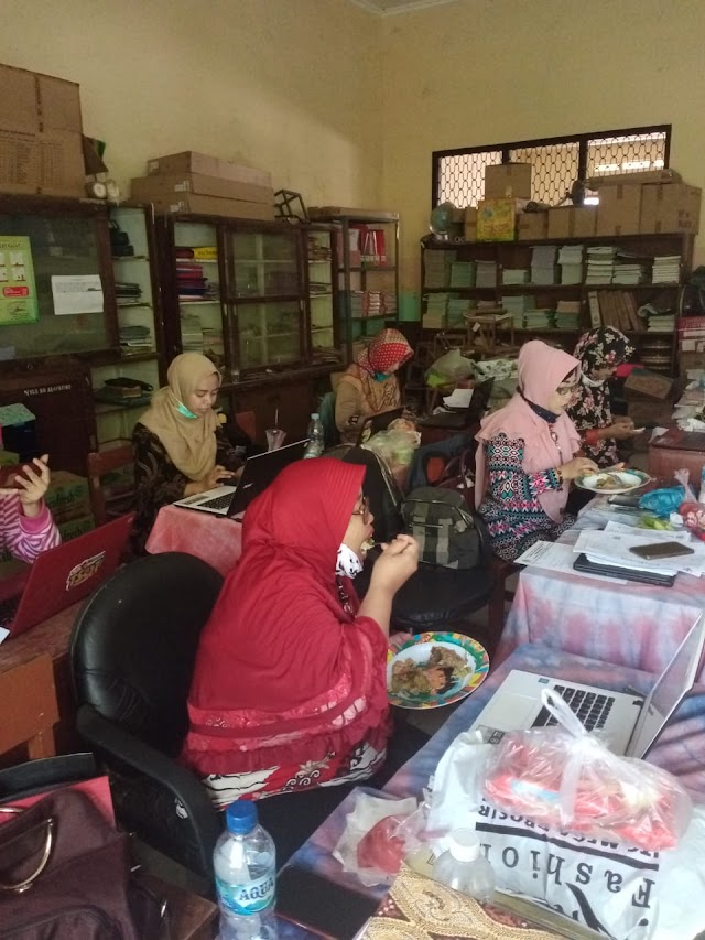 Bahagianya Guru - Guru Makan Sepiring Nasi Pare Sambil Bercanda Menambah Persaudaraan