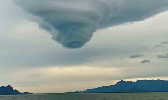 Vídeo: Ameaça de tornado, nuvem do tipo funil aparece em Peruíbe, litoral de SP