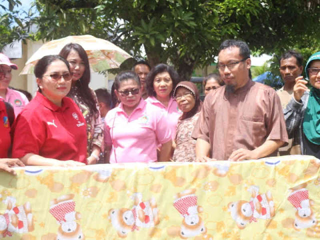 TP PKK  dan Dharma Wanita Sulawesi Utara Bantu Korban Bencana di Manado