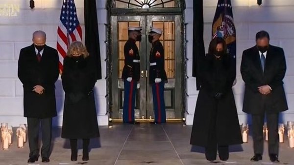 With candles and music ... the White House commemorates the victims of Corona ... Video