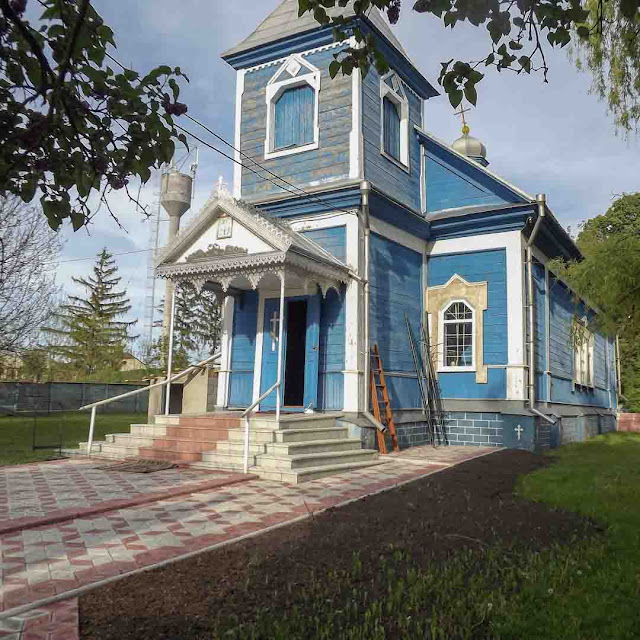 Деревянная церковь в молдавском селе Медвежа
