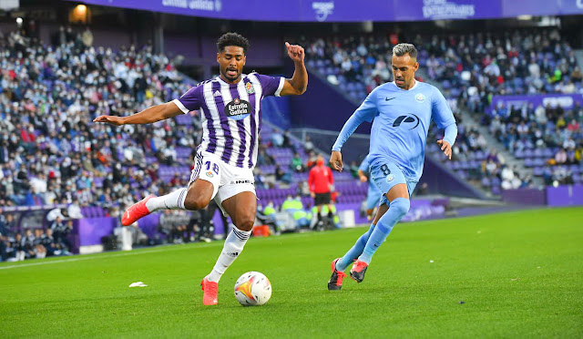 Saidy Janko intenta un centro ante Manu Molina. REAL VALLADOLID C. F. 1 U. D. IBIZA 1. 20/10/2021. Campeonato de Liga de 2ª División, jornada 11. Valladolid, estadio José Zorrilla.