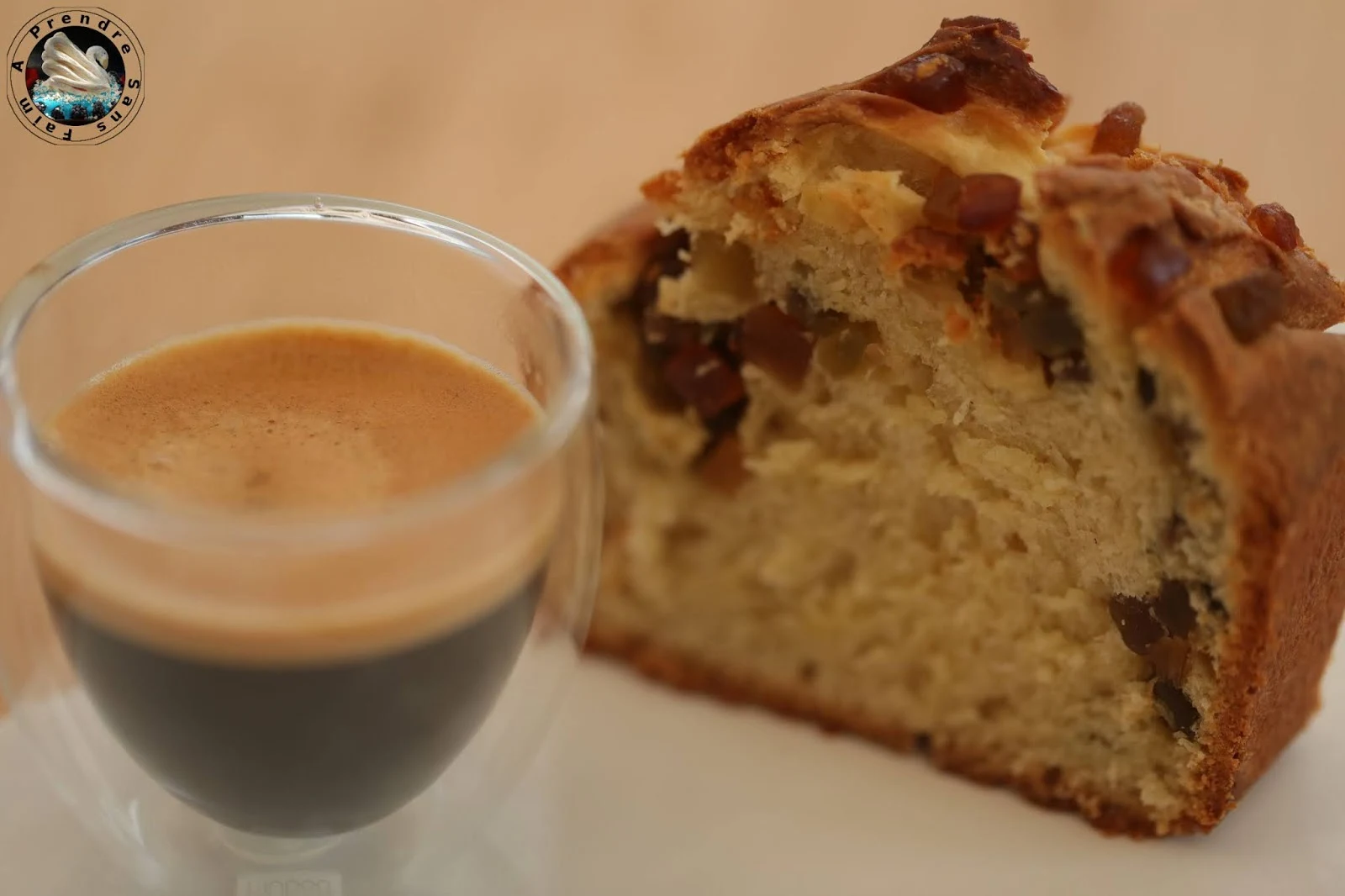 Brioche tressée marbrée aux fruits confits