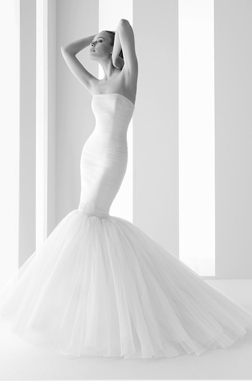 This gown by Rosa Clara is breathtaking I can 39t stop staring at the photos