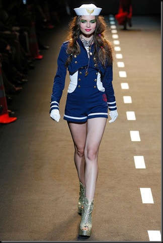 BETSEY-JOHNSON-SPRING-RTW-2011-PODIUM-048_runway