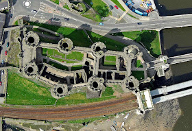 A foto aérea permite se fazer uma ideia da adequação do castelo à natureza. É claro que autopistas e modernices não existiam