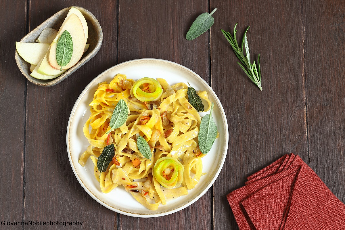 Tagliatelle allo zafferano con mele e gorgonzola