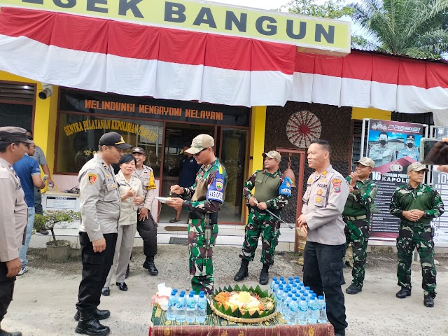 Peringatan HUT Bhayangkara Ke-77, Personil TNI Rindam I BB Beri Kejutan ke Polsek Bangun"