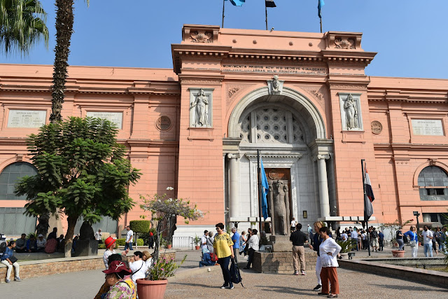 foto da fachada do Museu Egípcio antigo