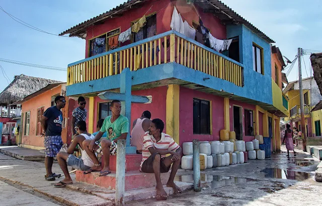 Ghé thăm hòn đảo đông dân nhất thế giới: Diện tích chỉ gần bằng 2 sân bóng đá