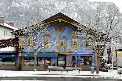 Il centro storico di Garmisch é un tripudio di case affrescate