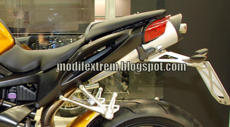 2010 BENELLI TNT CAFE RACER 899 Arrives 