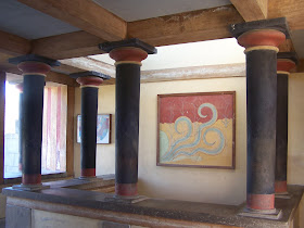 Knossos Sarayı; taht odasının üstündeki fresklerin bulunduğu sütunlu ve balkonlu salon