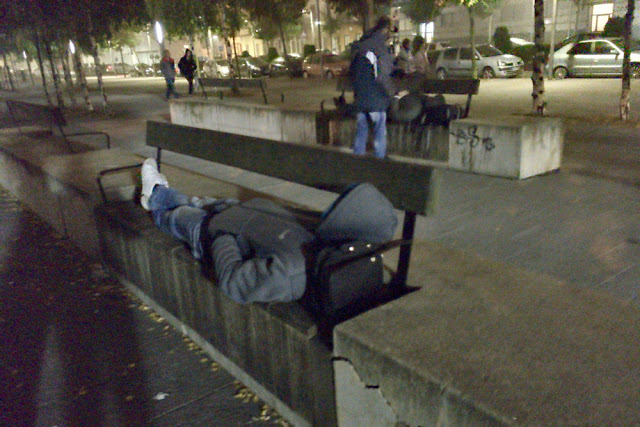 Personas sin hogar esperan a la intemperie la apertura del albergue nocturno en Lasesarre