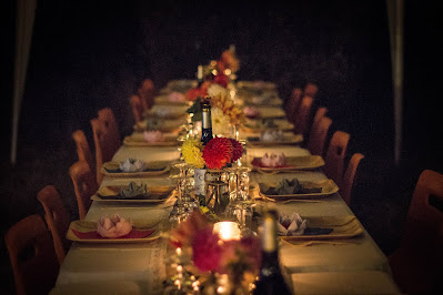 Mesa preparada para una recepción nocturna