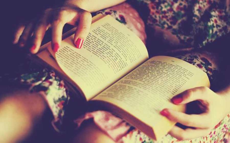 Why You Should Consider Dating A Girl Who Reads