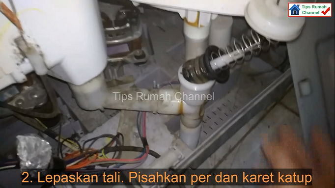 Melepaskan klep/katup penguras air (Drain) 