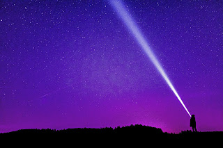 Fondo de pantalla de  Paisaje de un cielo estrellado color violeta