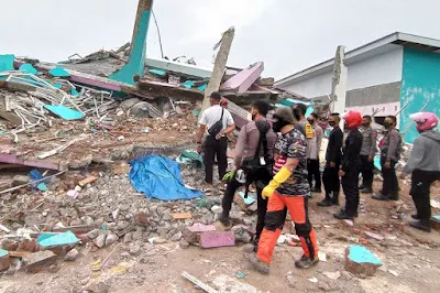 Seorang Anak Kirim Video ke Medsos, Terjepit Reruntuhan Gempa Mamuju