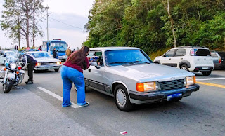 ‘Carreata Solidária’ colecionadores desfilam com seus carros de época