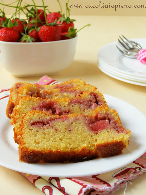 Bolo de morango, limão e coco delicioso